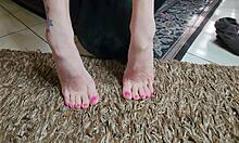 Ik bewonder mijn blote voeten in close-up tijdens een hete sessie met mijn vriendin