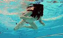 Katy Sorokas在泳池边裸体游泳,穿着红色比基尼底裤