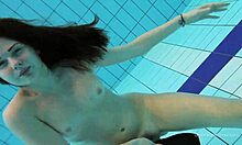 Katy Sorokas înoată goală lângă piscină în bikini roșii