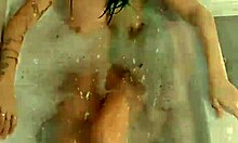Anak perempuan jiran Jolene dalam adegan mandi yang panas
