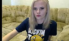 Miss Julia, ein bezauberndes lettisches Teengirl, betreibt Webchat statt Fortnite