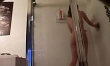 Smal tjej visar upp sin kropp i en fantastisk voyeur-video