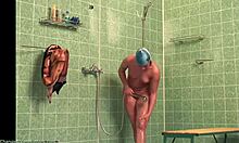 Vitka amaterka razkazuje svoje mokro golo telo pod tuši (HD voajer)