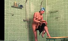 Smal amatör visar sin våta nakna kropp i duscharna (HD voyeur)