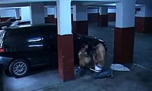 黑发荡妇在停车场接受男友的阴茎