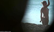 Kekasih dengan seluar dalam kecil berjalan di pantai