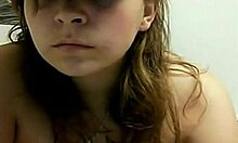 Una ragazza birichina e piccante fa uno spettacolo in webcam da ricordare