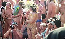 एक्सहिबिशनिस्ट गर्लफ्रेंड्स अपने शरीर में नंगी खड़ी हैं पेंट