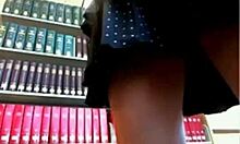 Remaja pirang mengenakan rok dengan pokies memamerkan vaginanya yang juicy secara langsung