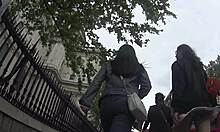 Touriste tordu sans culotte se promenant dans la ville: en haut XXX