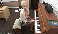 Гърдите на блондинките падат, докато тя свири на пиано пред камера
