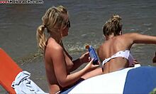 Блондинки приятелки показват гърдите и горещите си тела на плажа