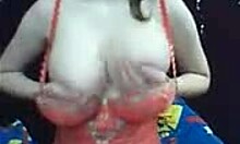 Curva amatoare uimitoare își arată sânii uriași