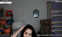 Garota amadora coreana fazendo um boquete na webcam. Essa cena vai te deixar louco de tesão!