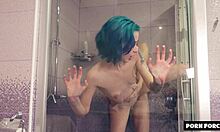 Orosz amatőr Laruna Mave élvezi a zuhany szexet a barátjával