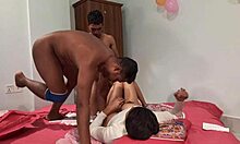 Шатхи Хатунс Горячий глубокий минет и тройничок с девушкой и двумя парнями в домашнем порно