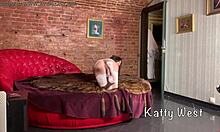 年轻模特Katty West穿着内衣在后台拍摄亲密照片