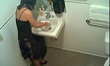 Amateur fetisjist urineert in een openbaar toilet