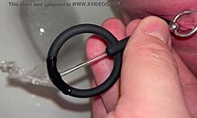Casal amador usa um dilatador vaginal pela primeira vez para fazer xixi
