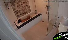 Młoda kobieta robi się brudna w łazience