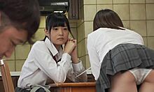 Младата японска тийнейджърка получава кремпай от по-малката сестра на приятеля си