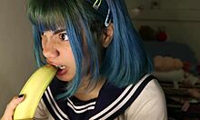 Amateur-Cosplay-Mädchen vergnügt sich mit Bananen-Themen-Deepthroat