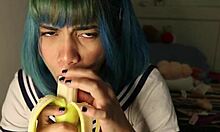 Amateur cosplay meisje geeft zich over aan deepthroat met een banaanthema