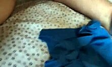 गर्म इतालवी प्रेमिका अपनी मुंडा योनि पर एक स्खलन लेती है