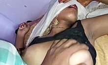 O femeie indiană amatoare își arată sânii naturali în prim-plan