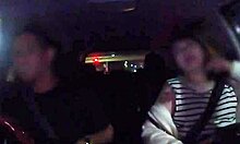 Amateur japonais aux gros seins se fait pénétrer le visage dans une voiture