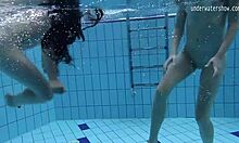 ¡Las chicas rusas Clara Umora y Bajankina se entregan a una acción submarina caliente!