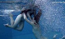 Руските момичета Клара Умора и Баджанкина се наслаждават на горещо подводно действие